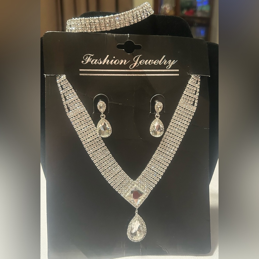 Fashion Jewelry Silver Crystal V-Shape Necklace with Teardrop Pendant & Earrings
